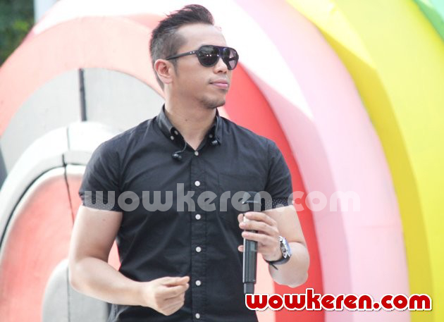 Gambar Foto Sammy Simorangkir Saat Tampil di Acara 'Musik Sore Seru'
