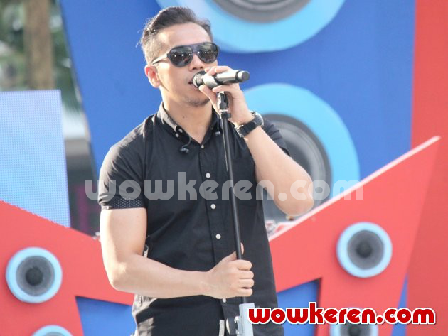 Gambar Foto Sammy Simorangkir Saat Tampil di Acara 'Musik Sore Seru'