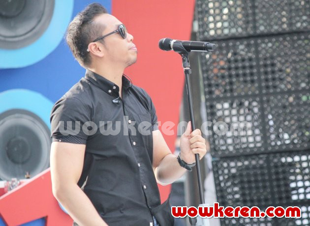Gambar Foto Sammy Simorangkir Saat Tampil di Acara 'Musik Sore Seru'