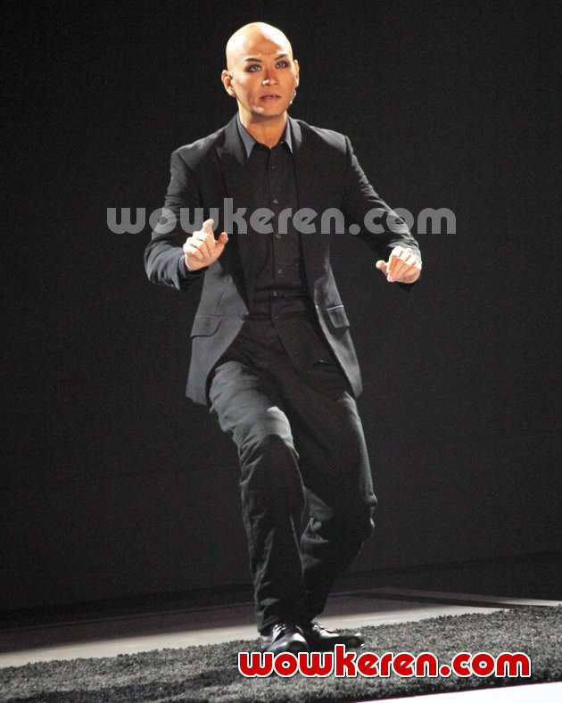 Gambar Foto Deddy Corbuzier Saat Tampil di Acara 'Pesta Bintang Honda Mobilio'