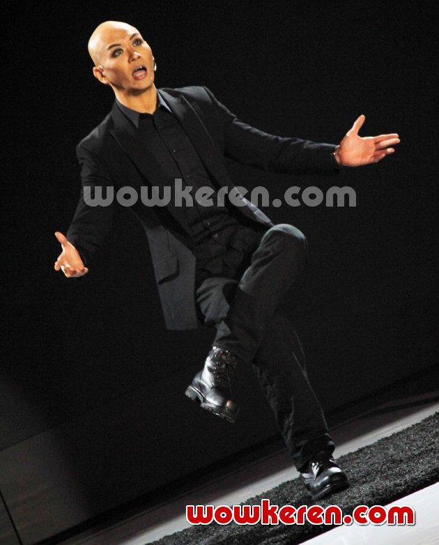 Gambar Foto Deddy Corbuzier Saat Tampil di Acara 'Pesta Bintang Honda Mobilio'