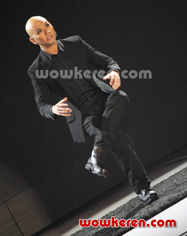 Gambar Foto Deddy Corbuzier Saat Tampil di Acara 'Pesta Bintang Honda Mobilio'