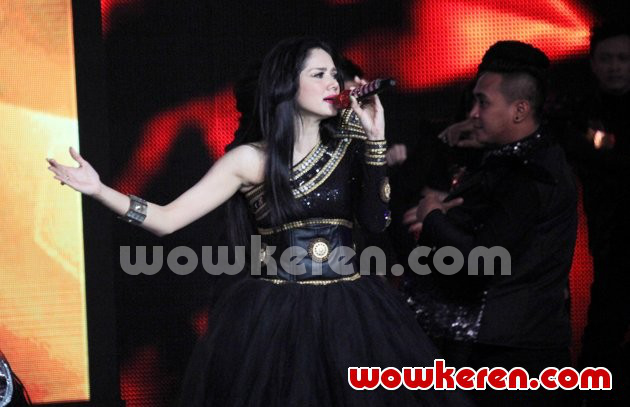 Gambar Foto Mulan Jameela Saat Tampil di Acara 'Pesta Bintang Honda Mobilio'