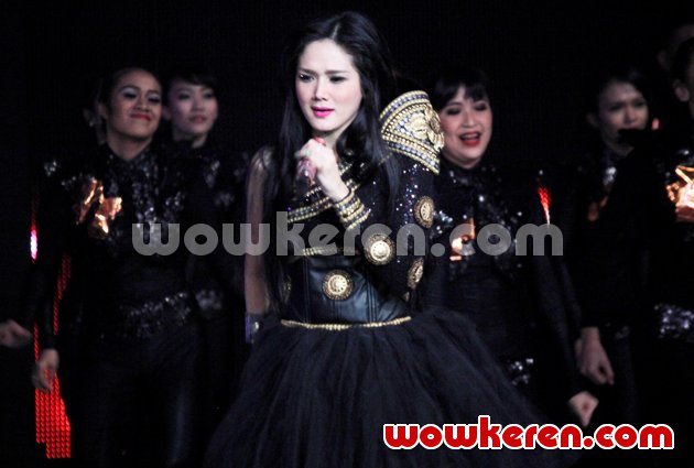 Gambar Foto Mulan Jameela Saat Tampil di Acara 'Pesta Bintang Honda Mobilio'