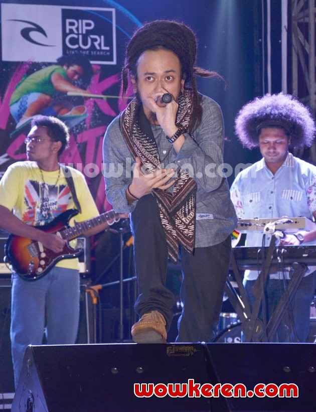 Gambar Foto Ras Muhamad Saat Tampil di 'Rip Curl Wake Skate Music Festival 2014'