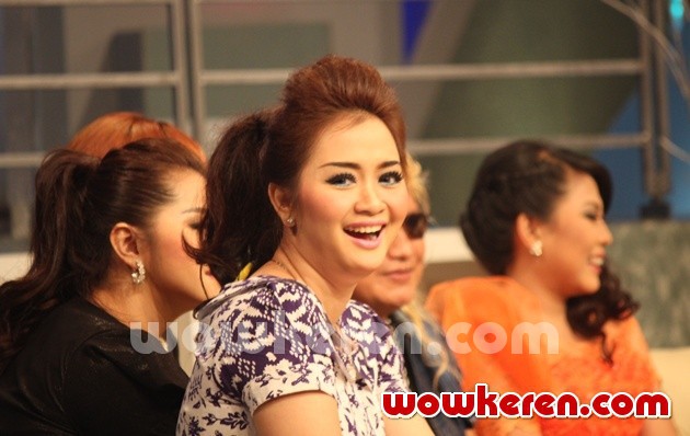 Gambar Foto Vega Darwanti Saat Syuting Bukan Empat Mata