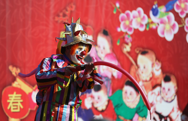 Gambar Foto Penampilan Seorang Badut di 'Spring Festival Temple Fair'