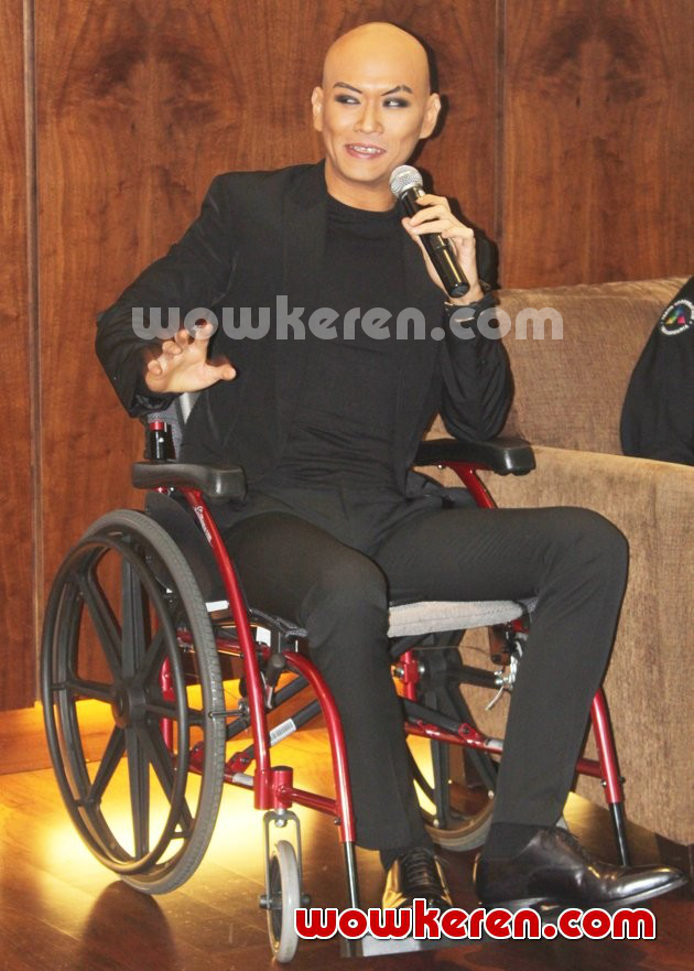 Gambar Foto Deddy Corbuzier Saat Jumpa Pers 'Hitam Putih'
