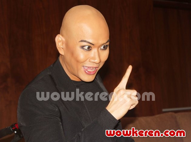 Gambar Foto Deddy Corbuzier Saat Jumpa Pers 'Hitam Putih'