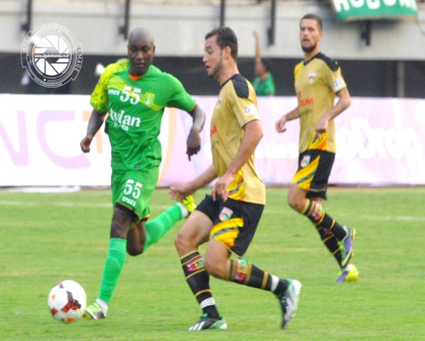 Gambar Foto Emmanuel Kenmogne di Laga Persebaya Surabaya vs Mitra Kukar