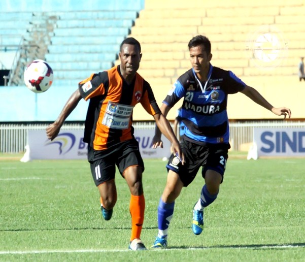 Gambar Foto Yoksan Ama Saat Membela Tim Perseru Serui