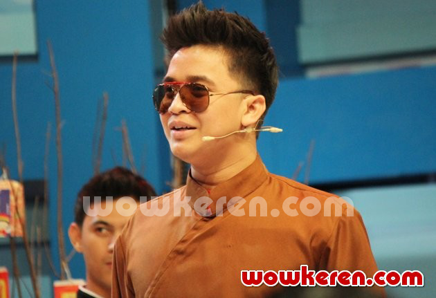 Gambar Foto Billy Syahputra Saat Menjadi Host Acara 'Dahsyat'