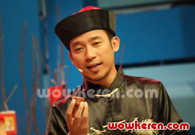 Gambar Foto Denny Cagur Saat Menjdai Host Acara 'Dahsyat'