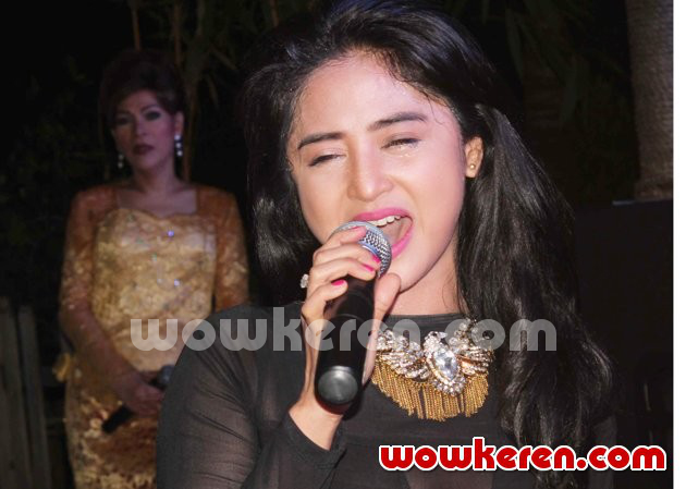 Gambar Foto Dewi Persik Saat Acara 'Kami Masih Peduli'