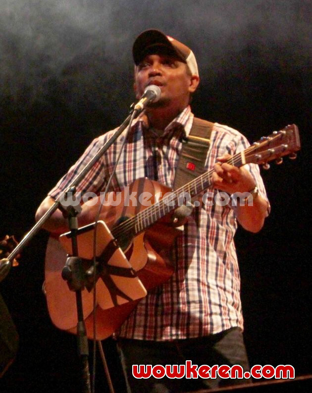 Gambar Foto Glenn Fredly Saat Tampil di Konser 'Singing Toilet'