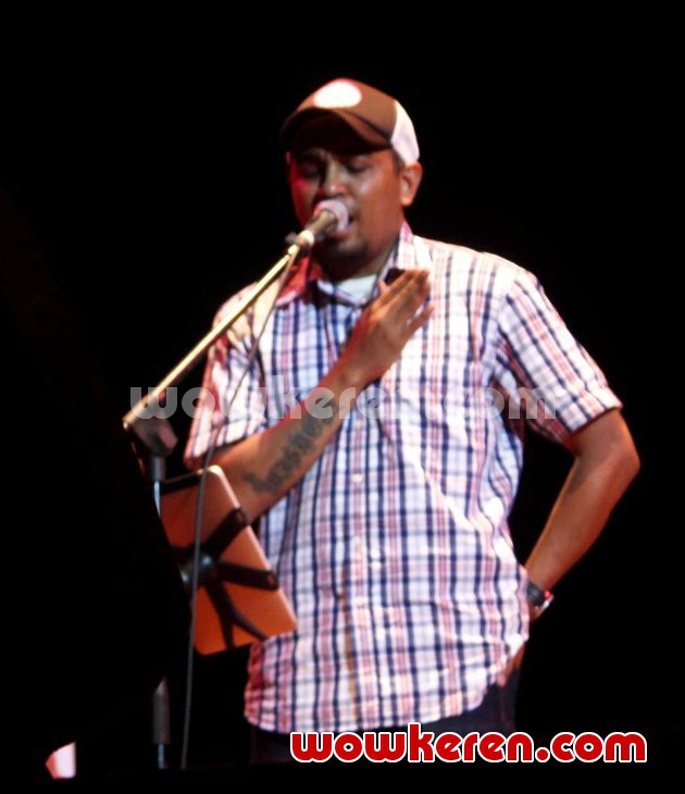 Gambar Foto Glenn Fredly Saat Tampil di Konser 'Singing Toilet'