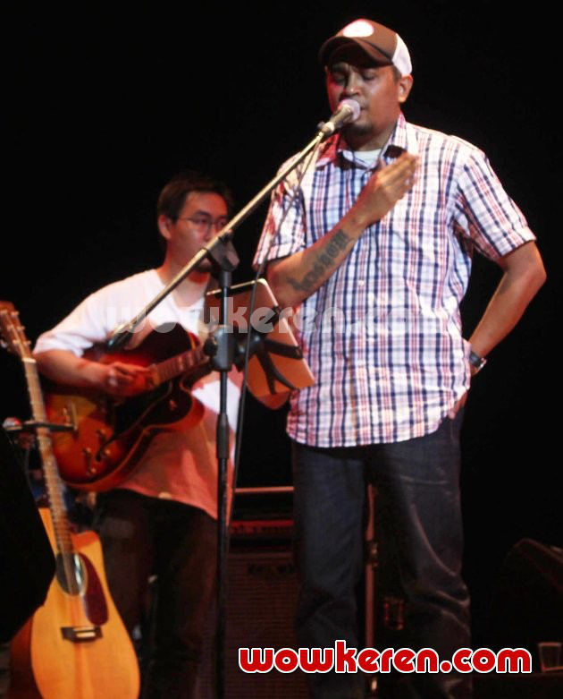 Gambar Foto Glenn Fredly Saat Tampil di Konser 'Singing Toilet'