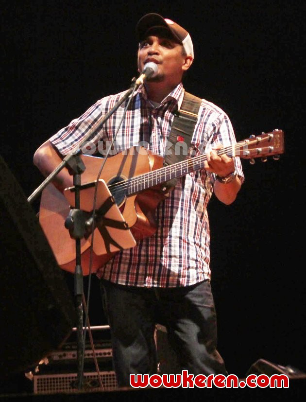 Gambar Foto Glenn Fredly Saat Tampil di Konser 'Singing Toilet'