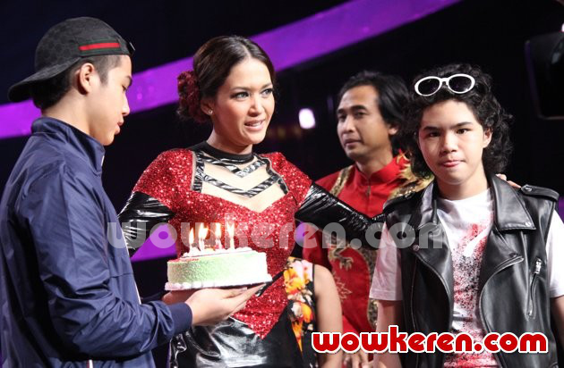 Gambar Foto Maia Estianty Dapat Kejutan Ulang Tahun dari El Rumi dan Dul Jaelani