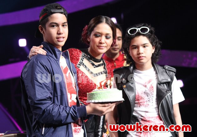 Gambar Foto Maia Estianty Dapat Kejutan Ulang Tahun dari El Rumi dan Dul Jaelani