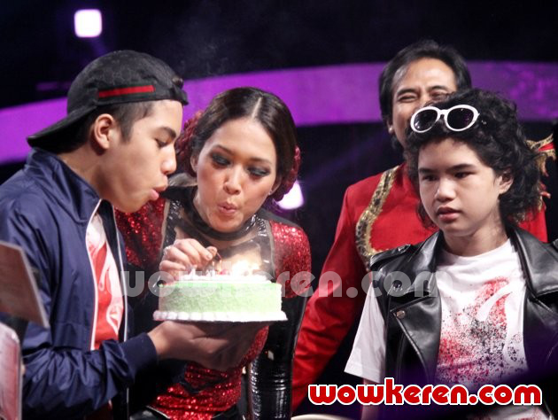 Gambar Foto Maia Estianty Dapat Kejutan Ulang Tahun dari El Rumi dan Dul Jaelani