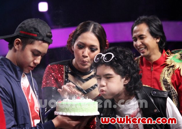 Gambar Foto Maia Estianty Dapat Kejutan Ulang Tahun dari El Rumi dan Dul Jaelani