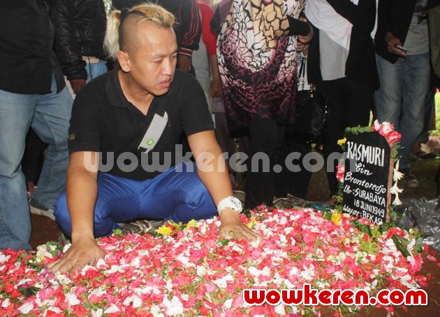Gambar Foto Sandy Pas Band Saat Pemakaman Murry Koes Plus