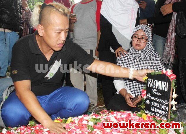 Gambar Foto Sandy Pas Band Saat Pemakaman Murry Koes Plus