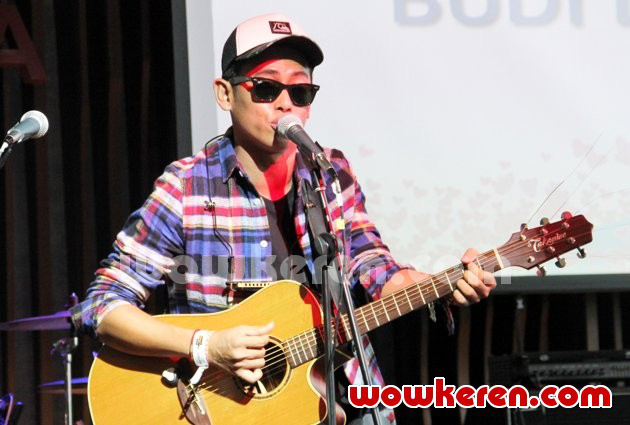 Gambar Foto Budi Doremi Saat Tampil di Konser 'KOIN: Senandung untuk Negeri'