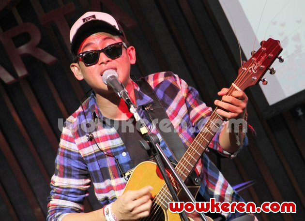 Gambar Foto Budi Doremi Saat Tampil di Konser 'KOIN: Senandung untuk Negeri'