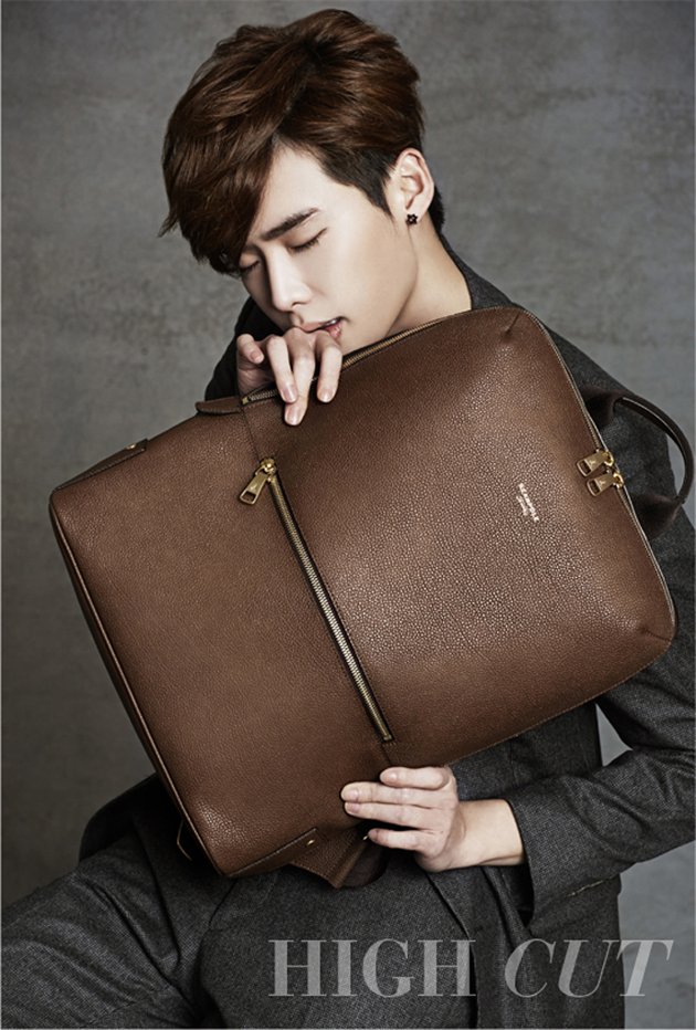 Gambar Foto Lee Jong Suk di Majalah High Cut Edisi Januari 2014