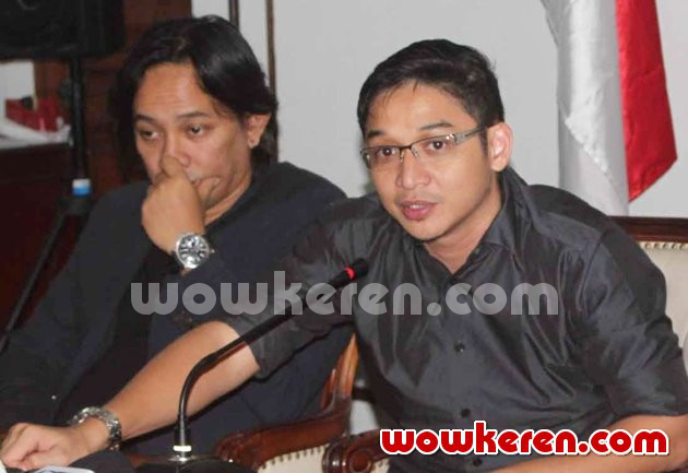 Gambar Foto Ungu Saat Mendatangi Gedung Palang Merah Indonesia