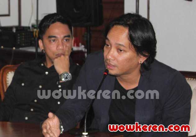 Gambar Foto Ungu Saat Mendatangi Gedung Palang Merah Indonesia