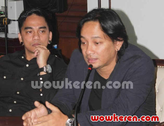 Gambar Foto Ungu Saat Mendatangi Gedung Palang Merah Indonesia