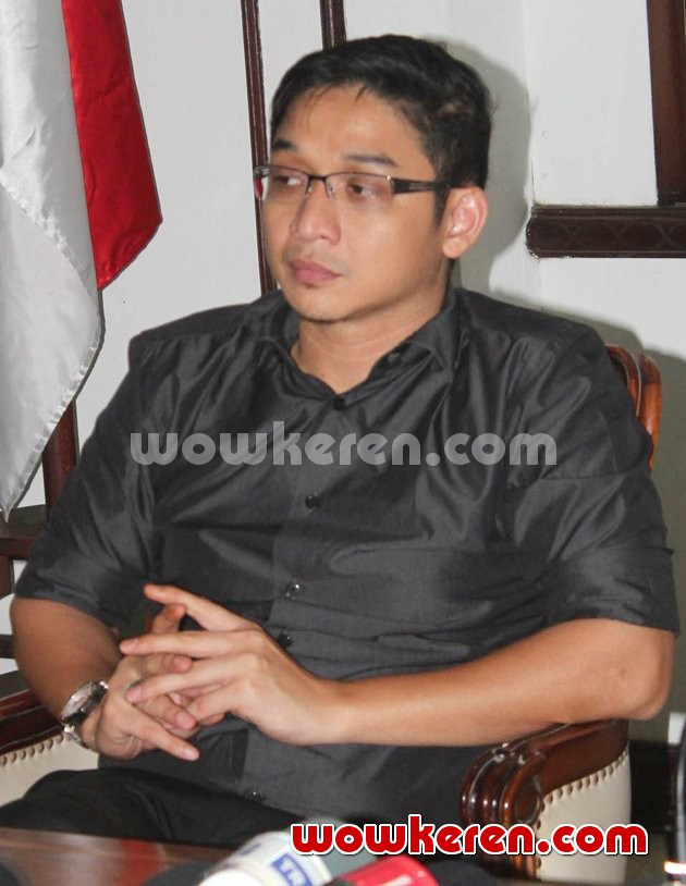 Gambar Foto Pasha Ungu Saat Mendatangi Gedung Palang Merah Indonesia