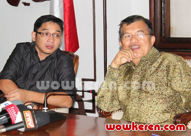 Gambar Foto Pasha Ungu dan Jusuf Kalla Saat Mendatangi Gedung Palang Merah Indonesia
