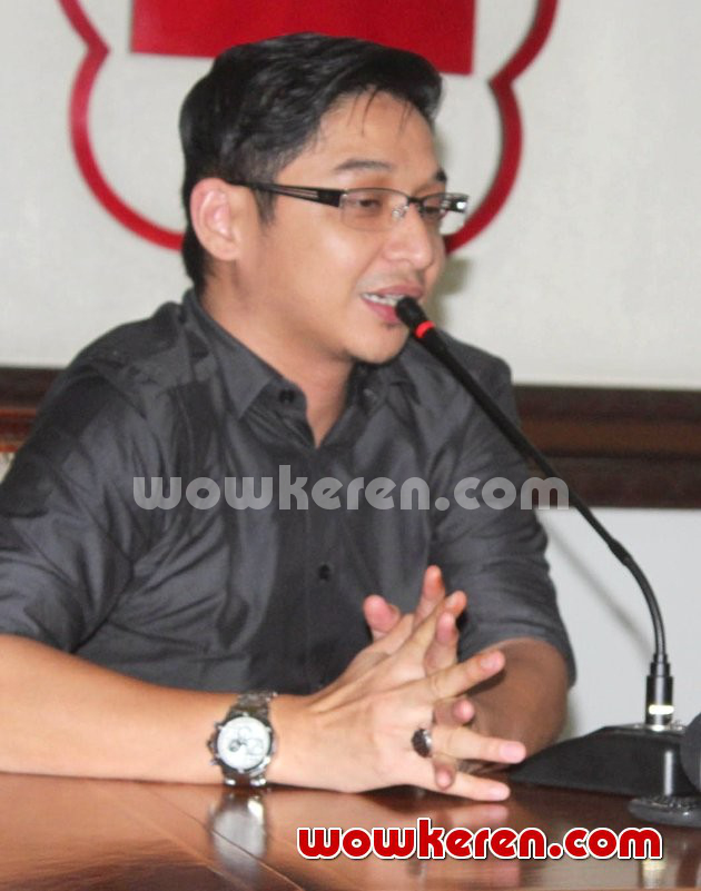 Gambar Foto Pasha Ungu Saat Mendatangi Gedung Palang Merah Indonesia