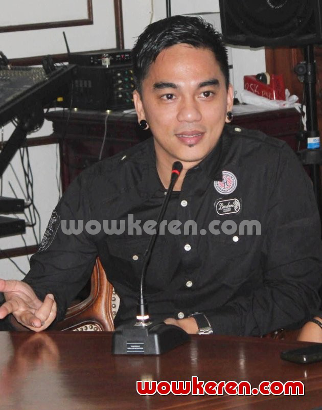 Gambar Foto Enda Ungu Saat Mendatangi Gedung Palang Merah Indonesia