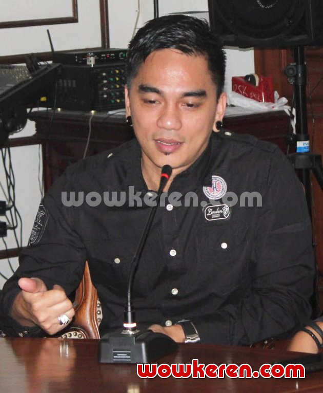 Gambar Foto Enda Ungu Saat Mendatangi Gedung Palang Merah Indonesia