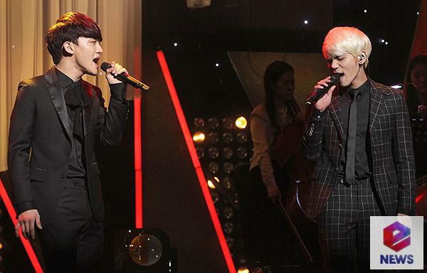 Gambar Foto Chen dan Jonghyun Saat Nyanyikan Lagu 'One Day'