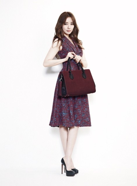 Gambar Foto Yoon Eun Hye Mendesain Tas dan Jadi Model untuk Brand Samantha Thavasa