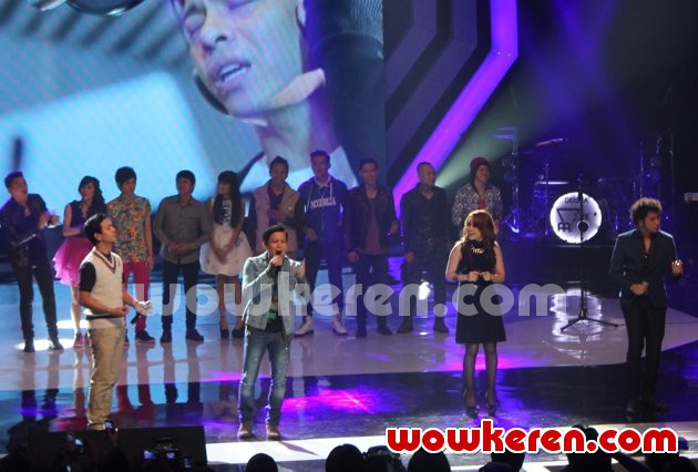 Gambar Foto Ryan D'Masiv, Ariel NOAH, Momo Geisha dan Giring Nidji Tampil Nyanyikan Lagu 'Esok Kan Bahagia'