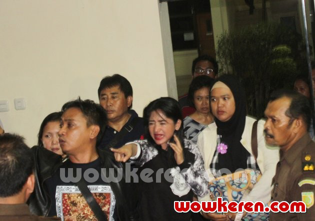 Gambar Foto Dewi Persik Menangis di Kantor Kejaksaan Negeri Jakarta Timur