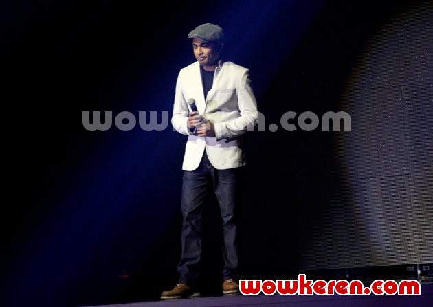 Gambar Foto Glenn Fredly Saat Tampil di Konser '40 Tahun Eros Djarot Berkarya'