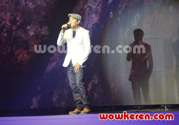Gambar Foto Glenn Fredly Saat Tampil di Konser '40 Tahun Eros Djarot Berkarya'