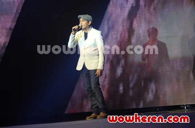 Gambar Foto Glenn Fredly Saat Tampil di Konser '40 Tahun Eros Djarot Berkarya'
