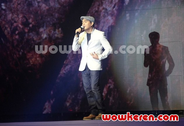 Gambar Foto Glenn Fredly Saat Tampil di Konser '40 Tahun Eros Djarot Berkarya'
