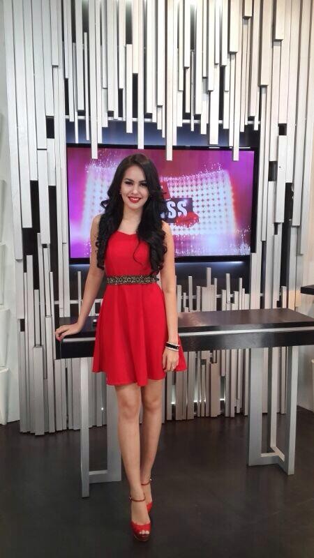 Gambar Foto Kartika Putri Menjadi Host Hot Kiss di Indosiar