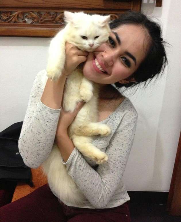 Gambar Foto Kartika Putri Selebriti Pecinta Hewan