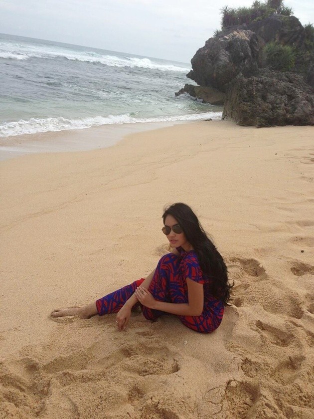 Gambar Foto Kartika Putri Menikmati Liburan